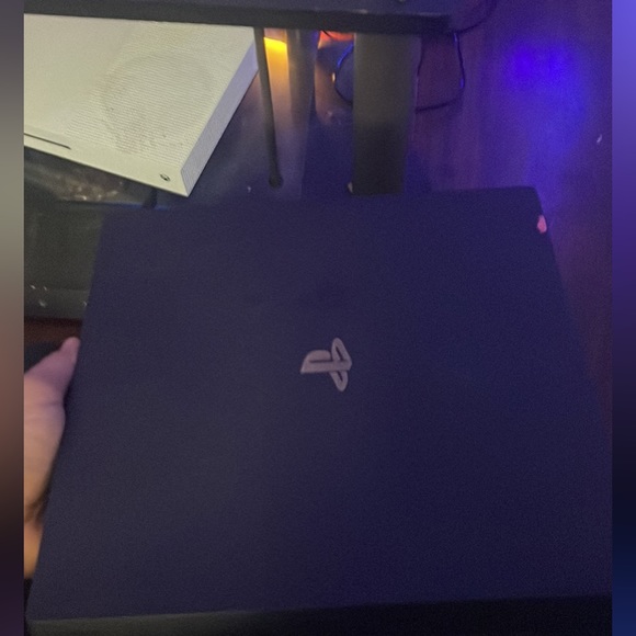 Ps4 pro - Picture 2 of 2